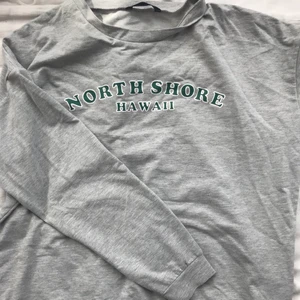 Grå hawaii tröja - Långärmad rätt tunn tröja från Shein. Funkar perfekt att ha över en tröja med krage osv. Inga fel. 75kr + eventuell frakt. Kan mötas i Stockholm också.