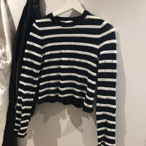Randig tröja från zara - Säljer denna tröja köpt här på Plick i vintras. Det är storlek L men jag har vanligtvis S och den passar mig, skulle säga att den passar xs-m. Använd ett fåtal gånger