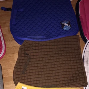 Hästsaker  - Har en hel del häst saker som säljs, bla massor med schabrak i alla möjliga färger, luva, sadelskydd, pannband, rycktväskor, gummityglar, skriv om du söker något eller är nyfiken på vad som finns😇😇