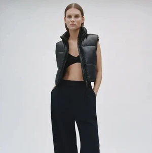Puffer Väst - Water Repellent Puffer Vest från Zara. Tagit bort prislappen men aldrig använt (!!!). XS men passar mig som vanligtvis är en S.