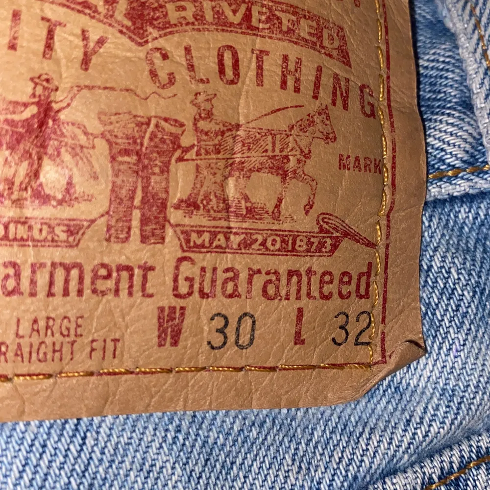 Säljer mina levis jeans som inte kommer till användning. Är 167 tror dem skulle passa på någon lite längre men sitter ändå bra och byggy. Jeans & Byxor.