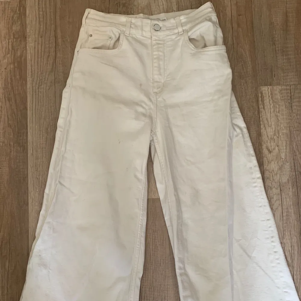 Snygga vita jeans med vida ben från & Other Stories. Väldigt sparsamt använda.. Jeans & Byxor.
