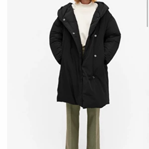 monki dunjacka - säljer denna otroligt sköna dunjackan ifrån monki! passar perfekt nu till vintern! 💘💞