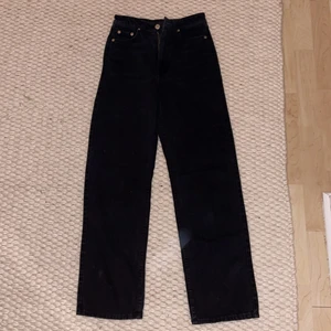 Rowe jeans - Svarta jeans i stilen rowe från weekday! Snygga och fräscha, nypris 500kr. Säljer för 199kr!
