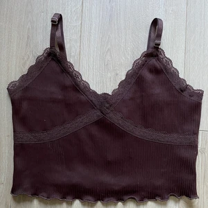 Brunt linne - Brunt linne från H&M, aldrig använd, prislappen sitter kvar och den är i nytt skick! Frakten är inräknad i priset :) det finns en liten fläck på den som inte syns så mycket. Storlek M men skulle snarare säga att det är en S 🤎