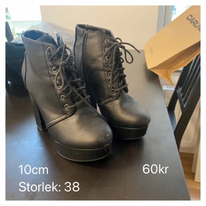 Klackskor - Snygga men använda klackskor. Snörad fram 