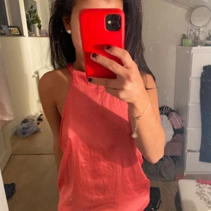 En rosa halterneck😇 - En super fin rosa halterneck i siden material. Använd fåtal gånger, bra skick!