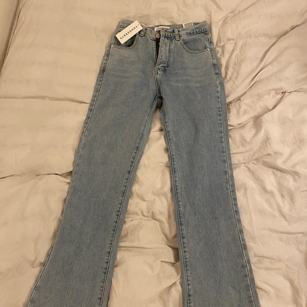 Säljer dessa skit snygga jeans från venderby’s! Helt nya, säljer då dem inte passar mig tyvärr:(ny pris 650. Jeans & Byxor.