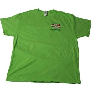 En riktigt fet grön t-shirt som har ett tryck på ryggen samt ett litet över bröstet. Är perfekt för dig som gillar limegrön eller ljusare grön. Thriftad på en secondhandbutik i USA. Har lite utav en baggy fit