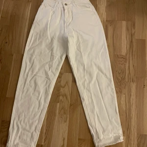 Vita jeans - Vita jeans från shein använda 1 gång. Dålig bild då dem legat i garderoben utan användning väldigt länge. Har tyvärr ingen bild på då dem är för små. Frakten betalar du om du vill få varan skickat till dig.