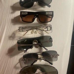 Märkes glasögon - Intressekoll på vintage märkesglasögon. Alla paren är äkta och på första bilden är det tre par Christian Dior på andra är det tre par Valentino.