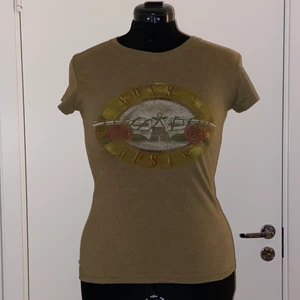 2000s Guns N Roses T-Shirt - Khaki graphic tshirt med guns n roses tryck. Limited Edition i bra skick.
