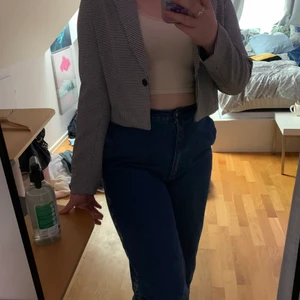 Kort rutig kavaj - En rutig kort kavaj. Väldigt fin men också skön. Kan användas i vardag men också som finkläder. Buda med minst 20kr mellanrum. Frakt 26kr