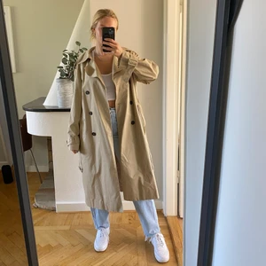 Trenchcoat - Säljer denna trenchcoat från H&M i storlek S. Använt ett fåtal gånger så den är som ny i skicket. 