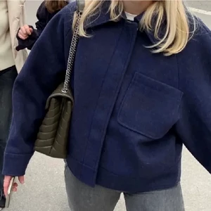 Blå jacka nakd - Säljer min Tvärsnygga jacka ifrån nakd i storlek 40, sitter skitsnyggt lite oversized på mig som har S-M!!!! Bud 1000kr!!! KÖP DIREKT 1200kr!