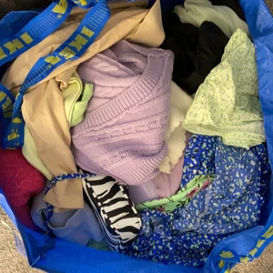 Väskor, tröjor, kjolar, klänningar- allt - Har två jätte stora påsar med kläder som jag bara vill rensa bort då jag vuxit ur de! Istället för att jag ska lägga upp 50 olika inlägg, så kan ni istället skriva vad ni söker och så skickar jag! Har allt i alla möjliga färger: hoodies, kjolar, klänningar, stickat, stickade västar, väskor, jeans, linnen, krossade linnen, enarmade linnen, jackor osv..❤️❤️ De flesta överdelar är mellan XXS-S och jeansen är stl 30 och 32. Frakt ingår ej!