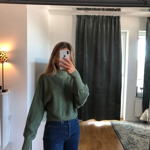 NA-KD stickad tröja  - Jättefin stickad tröja från NA-KD. Strl xxs men skulle säga att den passar xs också 🥳 Använd 1 gång, så i nyskick. Frakt tillkommer. 