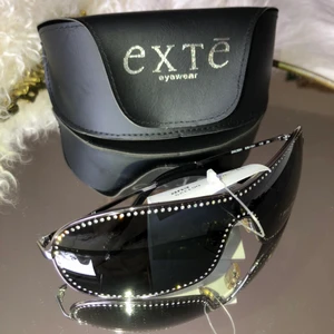 Prada MiuMiu shades - Helt nya vintage diamond Miu Miu solglasögon som är äkta 🤍 (rekommenderade priset 1580kr).  säljs för 450kr plus fraktkostnad.🤍 Fler bilder finns det är bara att fråga :)