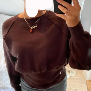 Stickad Tröja - Stickad röd brun tröja från zara. Vädligt fin färg till hösten och passar bra me blont hår. Andvänd en gång.
