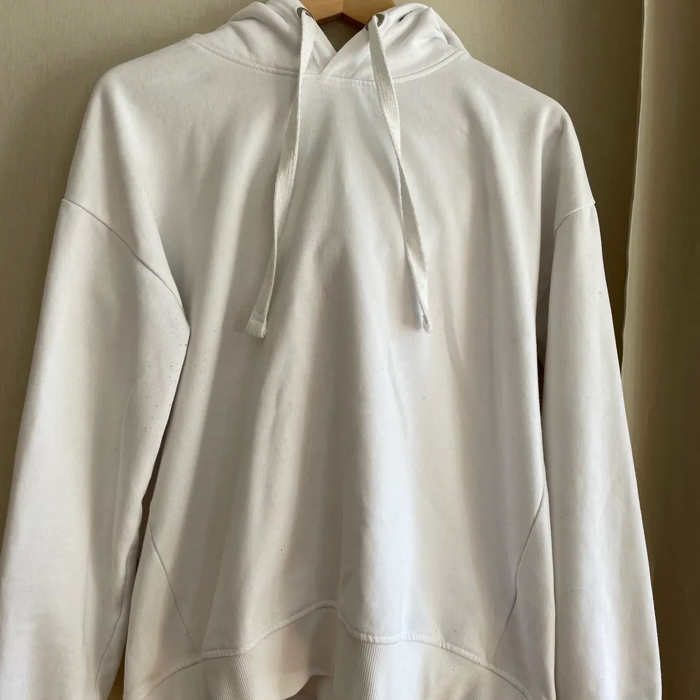 En vit simpel hoodie från Laget 157. Jätte skön och passar till allt. . Hoodies.
