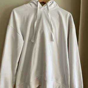 Lager 157 storlek M - En vit simpel hoodie från Laget 157. Jätte skön och passar till allt. 