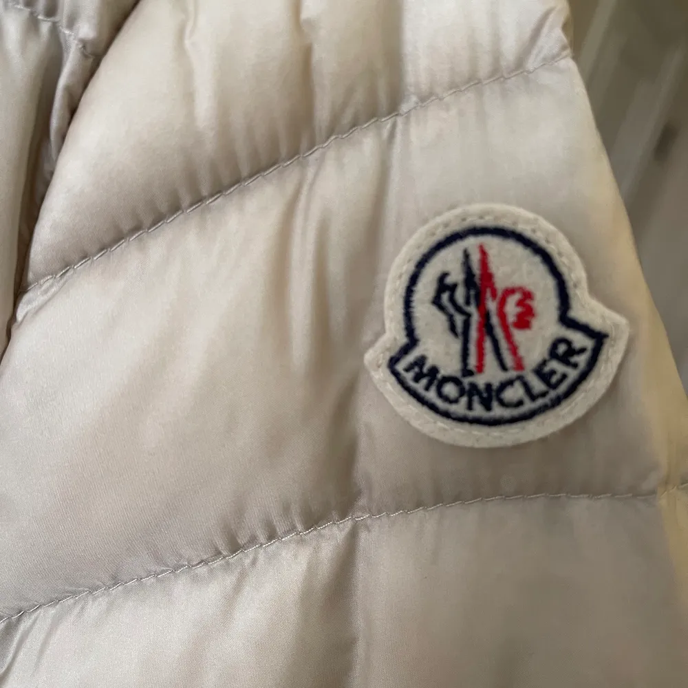 Nu säljer jag min fina och sparsamt använda Moncler jacka i beige. Storlek Small, jättefint skick, inga defekter eller liknande. Inköpt på NK i Stockholm för ett par år sedan för 5000kr men har endast använts ett fåtal gånger. Jag säljer pågrund av att den inte kommer till användning hos mig då den sitter lite tajt, men har ni storlek XS-S bör den sitta perfekt!! Tveka inte på att höra av er vid frågor, pris kan diskuteras, möts upp i Stockholm!💕💕🛍✨. Jackor.