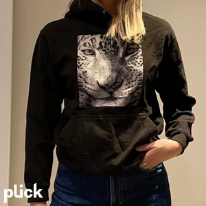 Svart the cool elephant hoodie☺️🙌💞 - !!LÅNAD BILD!! Superfin hoodie med leopard tryck från the cool elephant. Använd mycket därav priset. Nypris är 600kr. 🙌🙌Frakt tillkommer.