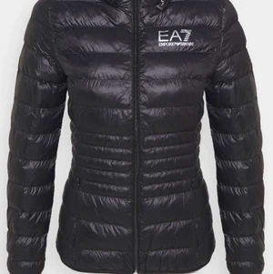 EA7 Dunjacka  - Säljer min EA7 jacka i storlek S. Köpte den i början av januari 2021 i jd sport för 1800kr. Finns ett litet hål i innersidan av ärmen på höger arm som jag har täckt med en liten tejpbit som man absolut inte tänker på. Perfekt till hösten 