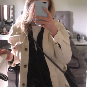 beige jeansjacka - Säljer min jeansjacka från bikbok som jag köpte i slutet av våren 2021, säljer då jag inte använt den alls förutom enstaka ggr. Nypris 600kr, säljer för 450kr Priset kan diskuteras!!