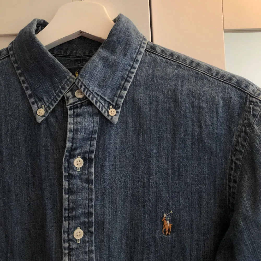 Ralph Lauren-skjorta i jeansmaterial. Mellanljus tvätt. S i slim fit, passar även XS. Lite använd, i gott skick. Köpt 2019. Skjortor.