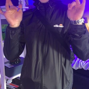 Ellesse - Regnjacka från Ellesse vart förvånad själv att den var så bra emot regn och vind, Ägt den i 1 månad, bara använt i sommar när det regnat så den är helt ny