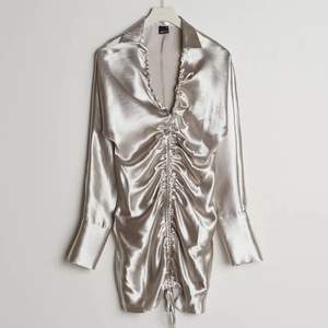Jag säljer min helt oanvända silverklänning från Gina Tricot i strl 38 ❤️‍🔥 Den är helt oanvänd och har fortfarande lappen på! Kolla in mina andra auktioner också!