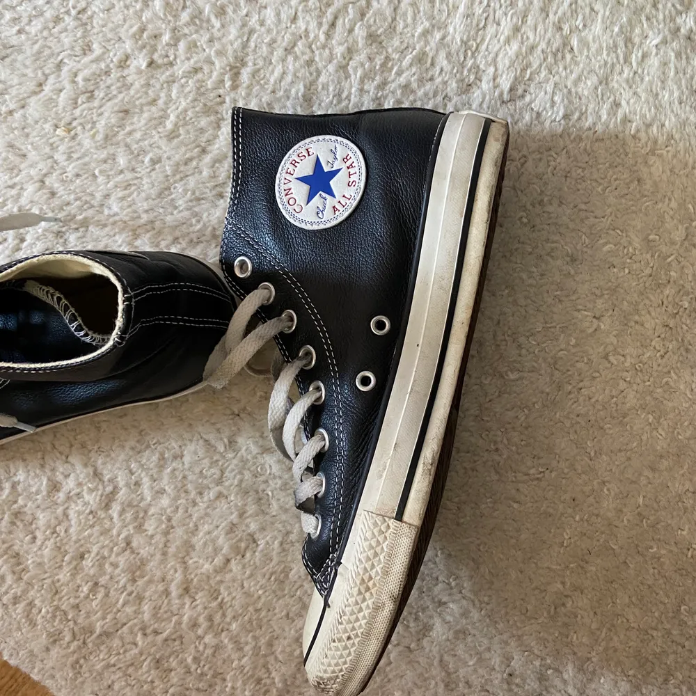 Ett par svarta converse i läder. Storlek 40 men passar 41. Skorna tvättas innan leverans om så önskas. Skor.