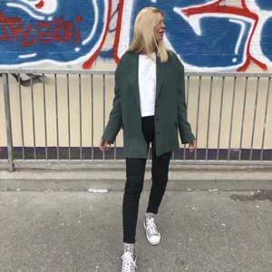 Acne kavaj i mörk grön  - Kavaj den acne. Köpt förra sommaren. Har en mer vintage look i knappar och sömmar. Köpt för 5000kr