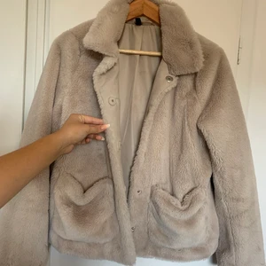 HöstJacka - Höst jacka perfekt till hösten / vintern, varm och fin, i ny skick, i mjuk fusk päls 