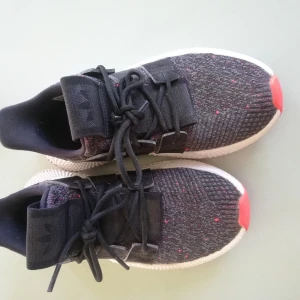 Adidas sneakers - Adidas sneakers, jättesköna! Gick skick! 