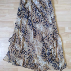 Leo kjol  - Leomönstrad, nyskick, volanger med olika skärningar. 