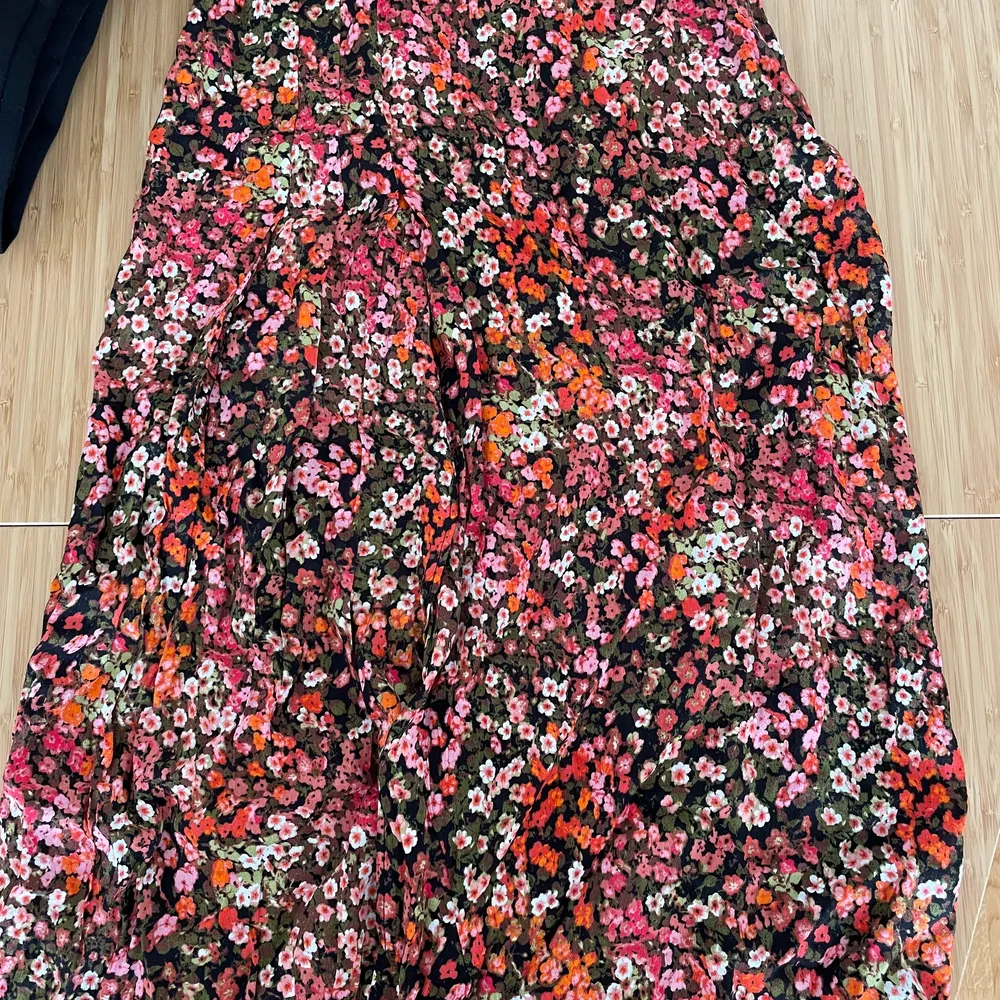 H&M floral long skirt. Size 36. Never worn, in perfect condition. . Kjolar.