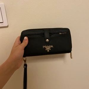 Prada plånbok - Prada plånbok (fejk), köpt i Spanien och är i använt skick. 