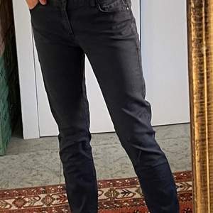 Säljer dessa så snygga low rise Armani jeans då dem är lite förstora för mig. I bra skick men ganska gammla. Snygga detaljer på fickan. Budning börjar på 400💕💕