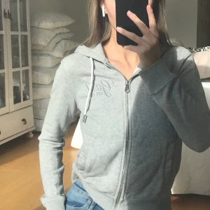 Gant tröja - Ljusgrå hoodie från Gant som inte använts på nåt år, tunt material men jätteskön. Ena metallbiten som sitter på snöret har lossnat, men går att ta av det andra så det blir lika och ser bättre ut. 💞💘 priset inte helt bestämt 