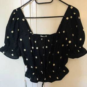 Top - Svart top från Zara, köpt för 300 kr men har aldrig använt den. Säljer för 250 + frakt. Skrev privat om du är intresserad. 