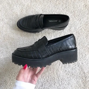Chunky loafers - Säljer dessa sjukt snygga loafersen då dem tyvärr var för små…💕 Använda ett fåtal gånger så skicket är bra. Skriv om du har frågor eller vill ha fler bilder☺️
