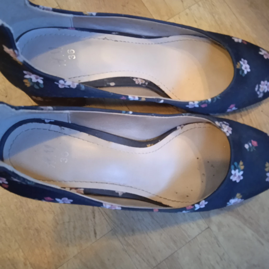 Ett par blommiga klackskor - 90