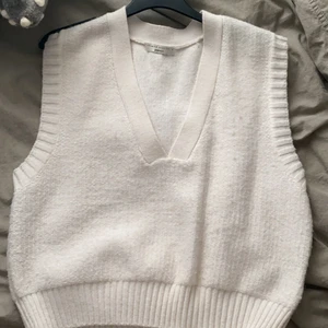 Stickad väst den Gina. St s  - Fin väst i krämvit färg. Säljer pga inte min stil. 