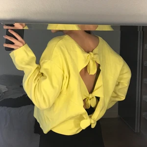 Zara tröja  - Jättefin gul och så skön tröja från Zara (köptes på Zara i spanien för flera år sen) med detaljer i ryggen! Går att knyta om så som man vill ha det. Endast använd ca 2 gånger och haft den i x antal år så går inte att köpa längre! Lite svårt att få till färgen på bilderna men tror den sista förklarar bäst. Sjukt snygg när man är solbränd också;) Storlek S men den är ganska lös och stor, dock mysigt! 💘💞 Inte helt bestämd på priset men bara att höra av sig 