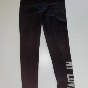 1 par träningstajt o 1 par tajts - 2 par tajts ett som är mer för träning o andra går att träna i och att ha hemma Båda är storlek xs-s och säljer båda för 60 kr tsm