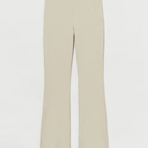 Utsvängda legging, S - Ett par utsvängda beige leggings i stadig, ribbade trikå. De har hög midja med klädd resor. Storlek S