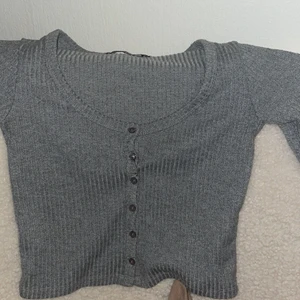 grå tröja  - i ganska bra skick, säljer pga för liten 