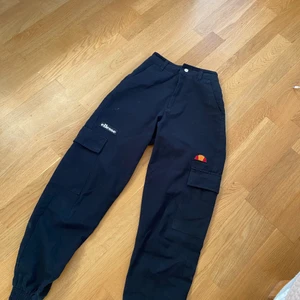 Ellesse cargo pants - Ellesse cargo pant uk 4 säljer p.g.a för korta för mig. Jag är 164 men har ganska långa ben.